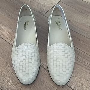 Trotter's size 10 leather flats